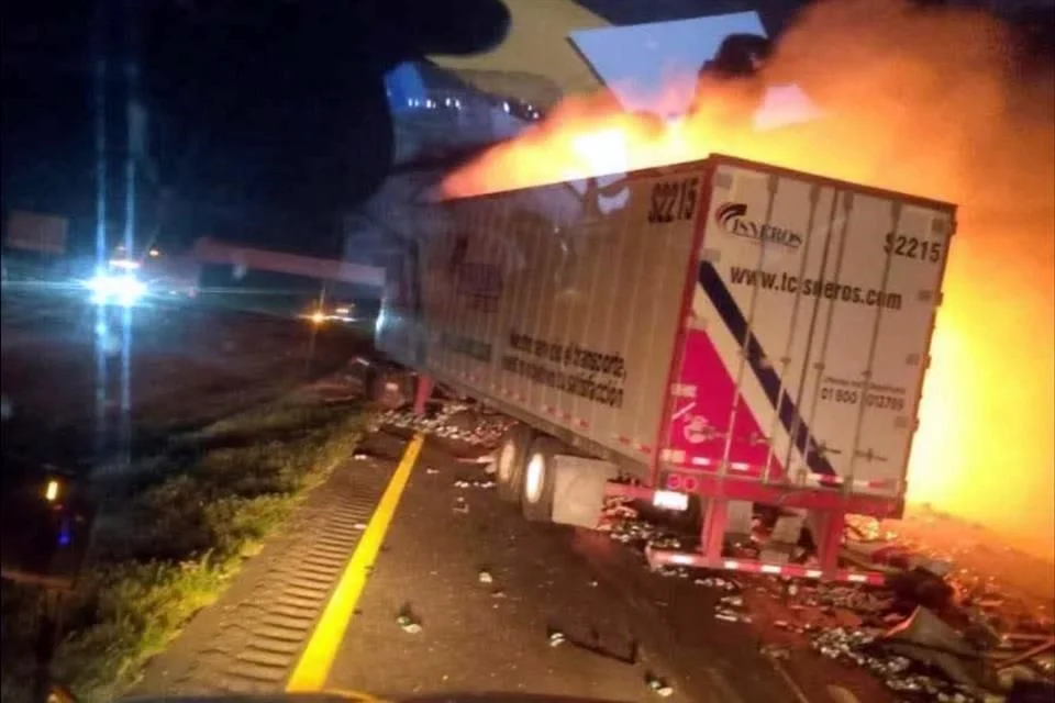 Muer3n dos hombres tras incendio de tráiler en autopista a Nuevo Laredo