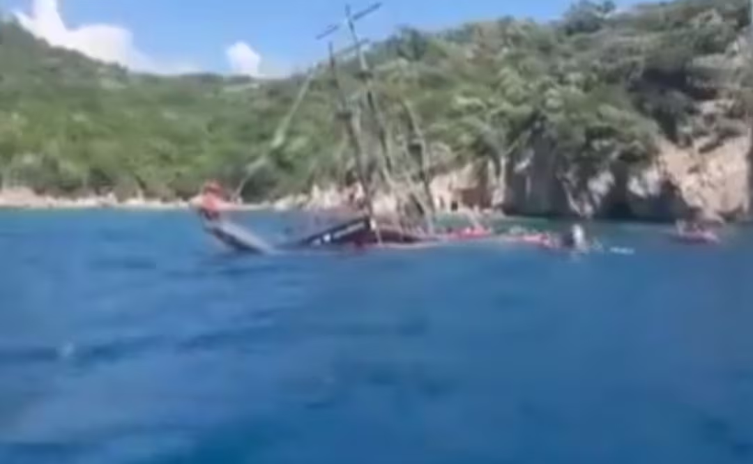 Barco turístico con 110 personas a bordo se hunde frente a costa de Turquía; investigan causas del incidente