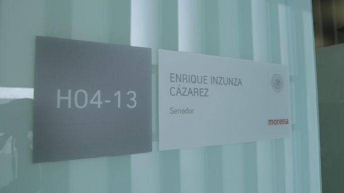 Enrique Inzunza vuelve a su escaño tras diez horas de licencia