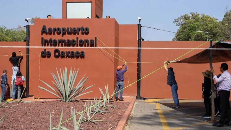 Tensión en el magisterio: CNTE bloquea acceso al aeropuerto de Oaxaca y reinstala mesa de diálogo con Segob