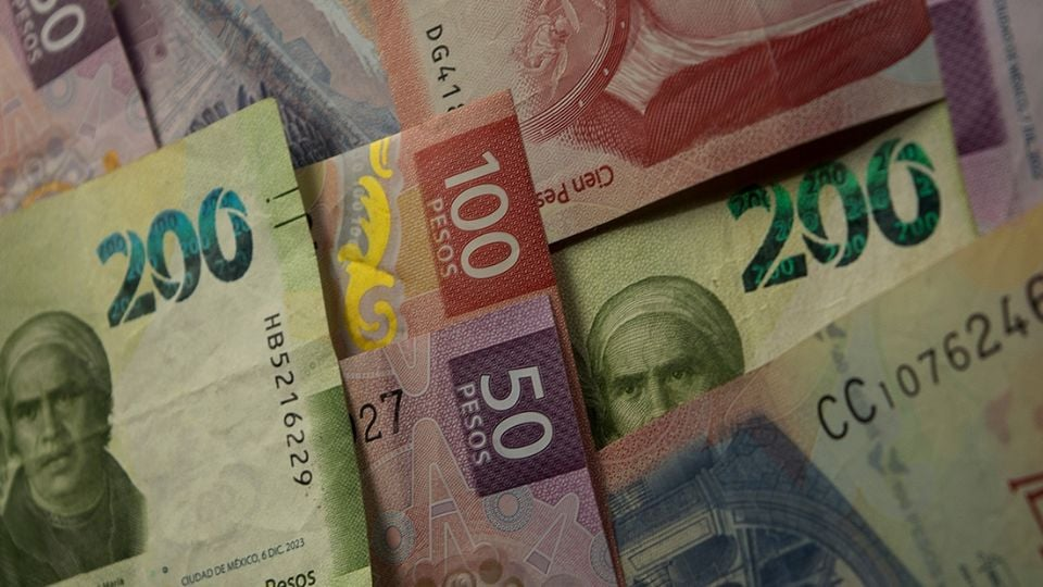 Peso mexicano y bolsa cierran a la baja ante tensiones en Medio Oriente y dudas sobre acuerdo de EU e Irán