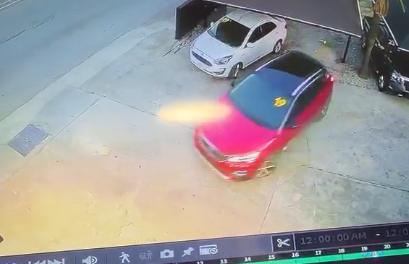 Captan en video robo de un auto en el lote JCM en Monclova