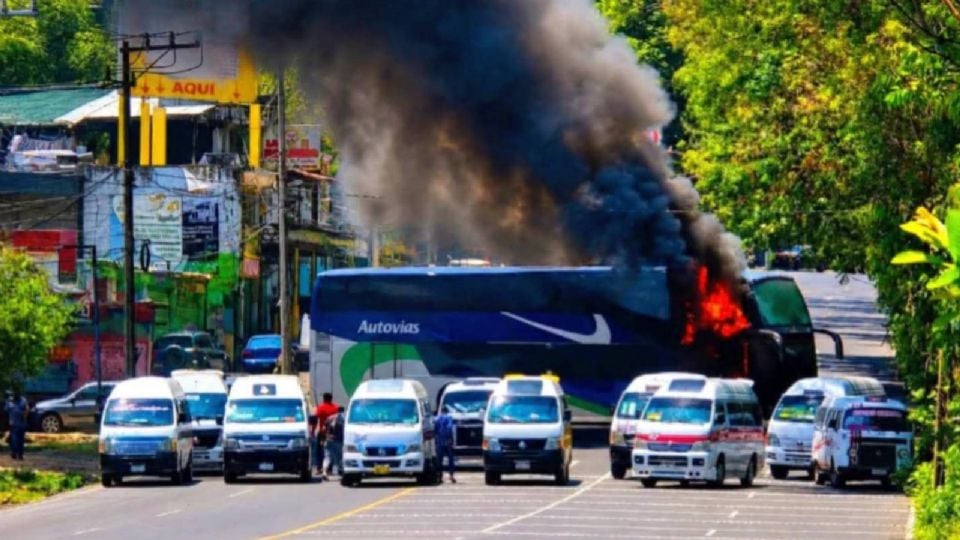Se registra quema de vehículos y bloqueos viales por operativo en Zitácuaro, Michoacán