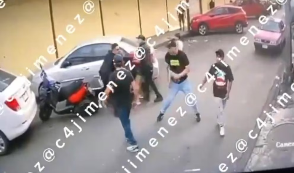 Hombre golpea a policía que separaba pelea de mujeres en la Morelos: elemento repele a la agresión a disparos y asesin4 al sujeto
