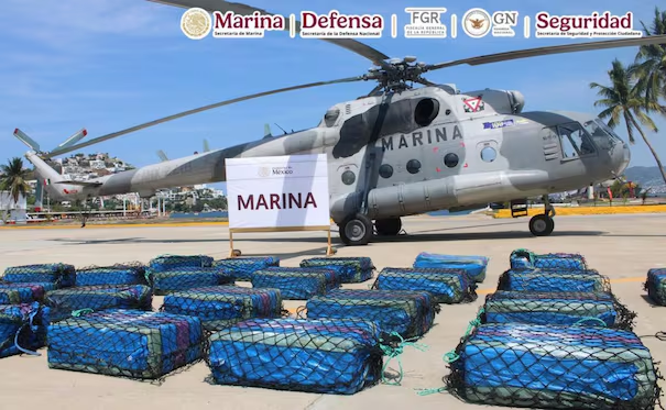 Marina asegura embarcación con 26 bultos de presunta c*caína frente a costas de Guerrero; hay dos extranjeros detenidos