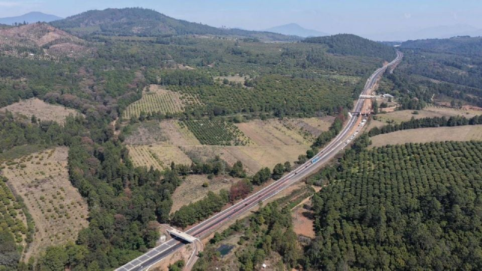 M*eren siete personas tras el choque de camionetas en autopista Morelia-Lázaro Cárdenas, Michoacán