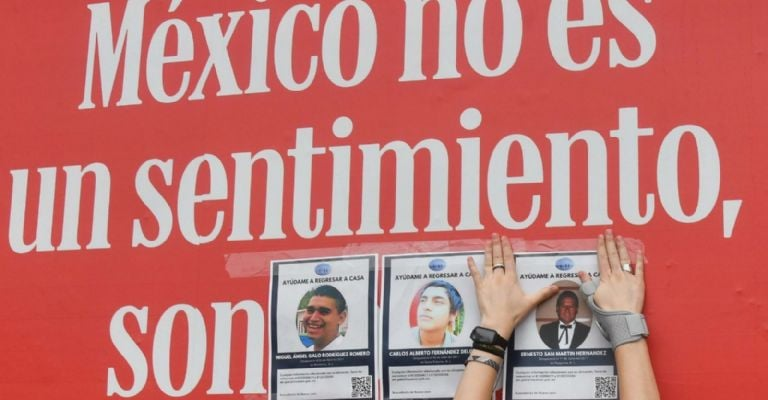 Madres buscadoras tapizan inmediaciones del Estadio Azteca con fotos de sus desaparecidos a un mes del Mundial