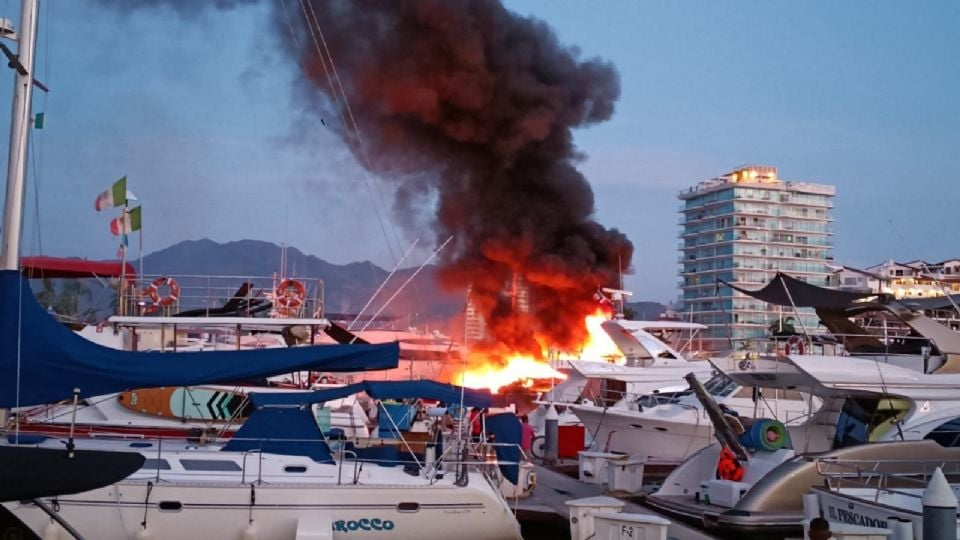 Se incendia embarcación en muelle de Puerto Vallarta; otras dos resultan con daños
