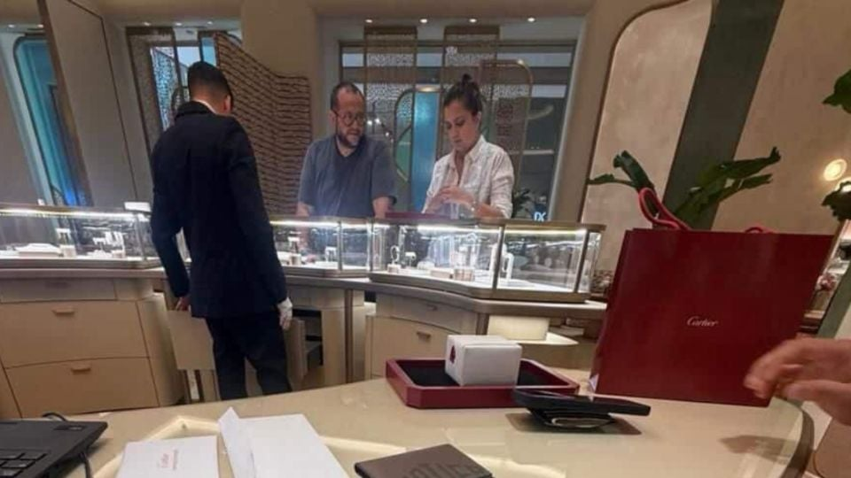 Captan a José Ramón, hijo mayor de López Obrador, en la tienda de lujo Cartier de Cancún
