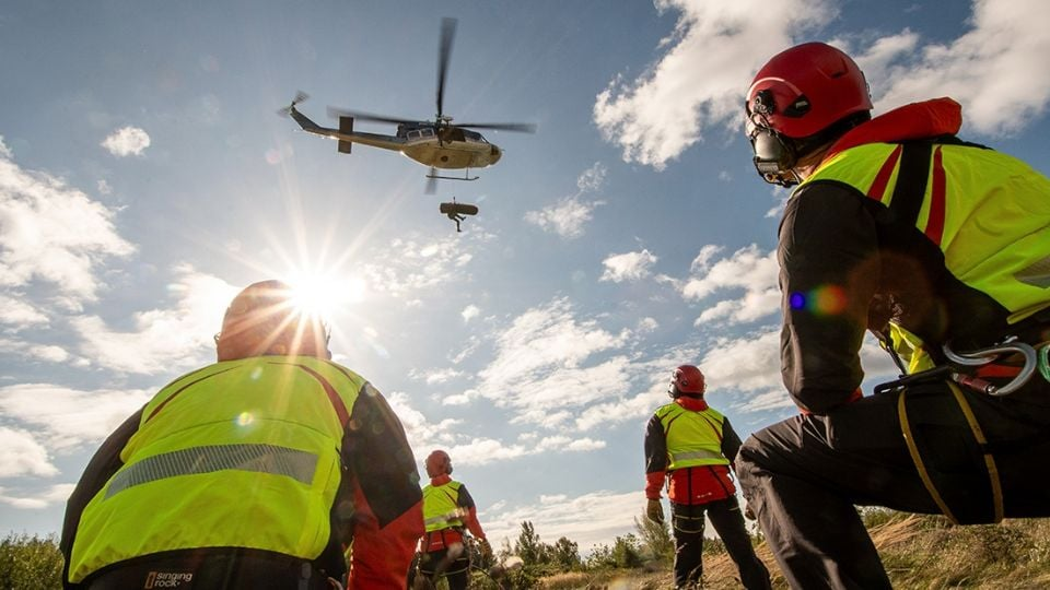 Recuperan los cuerpos de dos senderistas fallecidos tras la erupción de un volcán en Indonesia; estaban abrazados