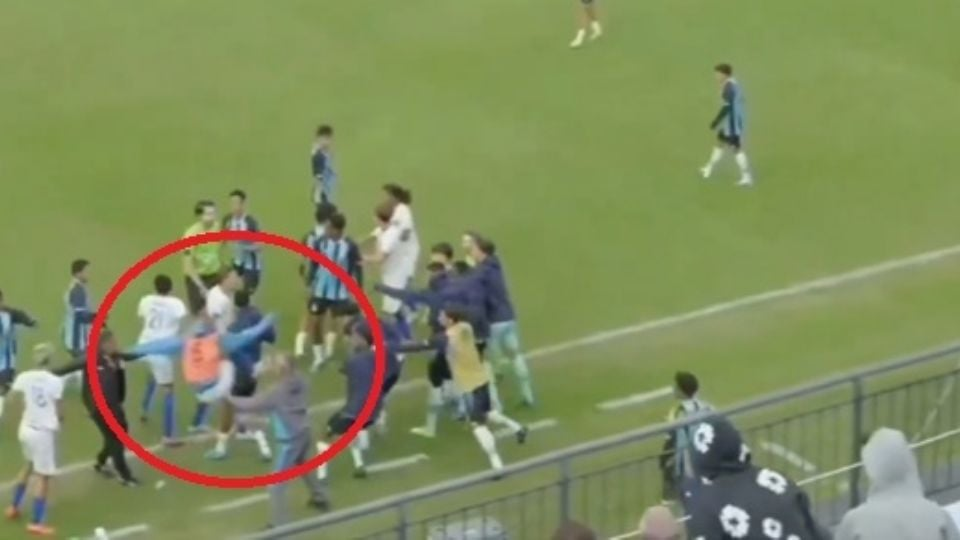 ¡A lo ‘Cobra Kai’! Un jugador receta una p*tada voladora a la cara de un rival y lo ‘sienta’ en una batalla campal Sub-17 en Brasil