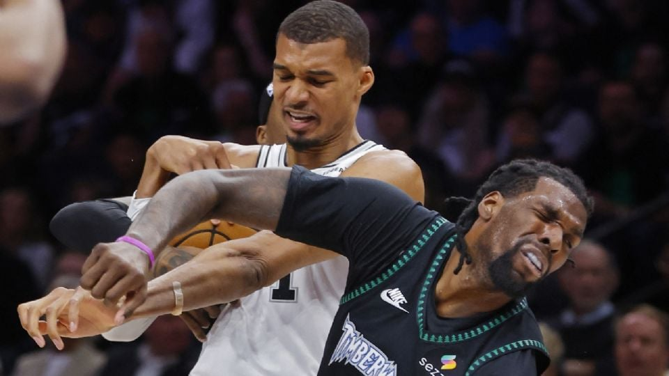 Victor Wembanyama, estrella de la NBA, es expulsado tras dar un codazo en la cara a un rival