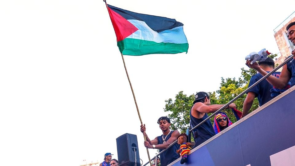 Lamine Yamal es regañado y desata polémica por ondear bandera de Palestina en los festejos del Barcelona