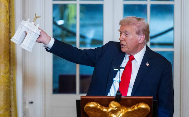 Casa Blanca evade licitación para construir el arco del triunfo, reporta el Washington Post; permitiría acelerar las obras