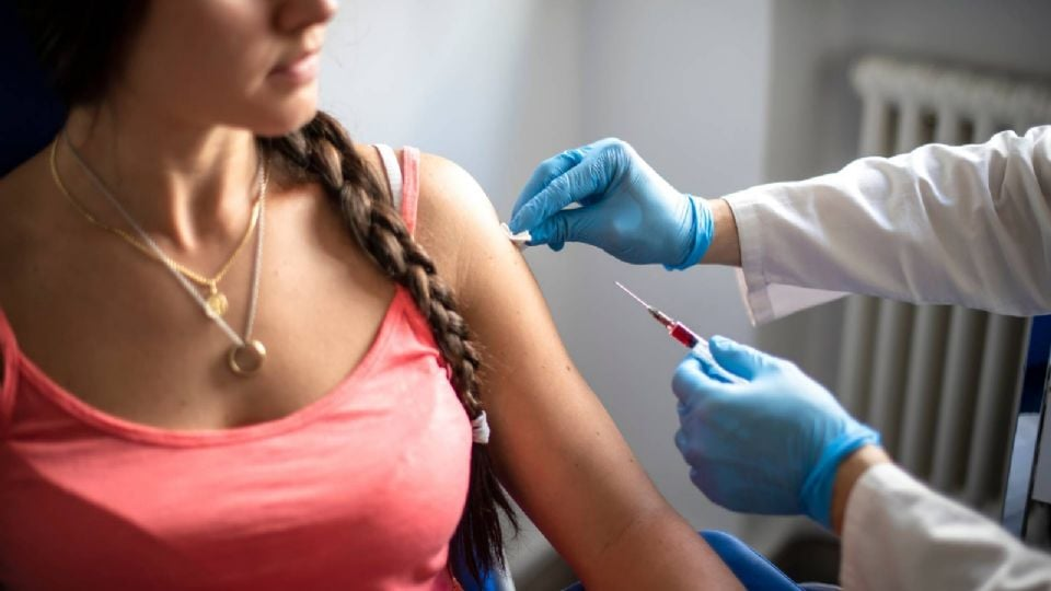 Meningitis en Reino Unido: fallece un estudiante y otros dos están bajo tratamiento