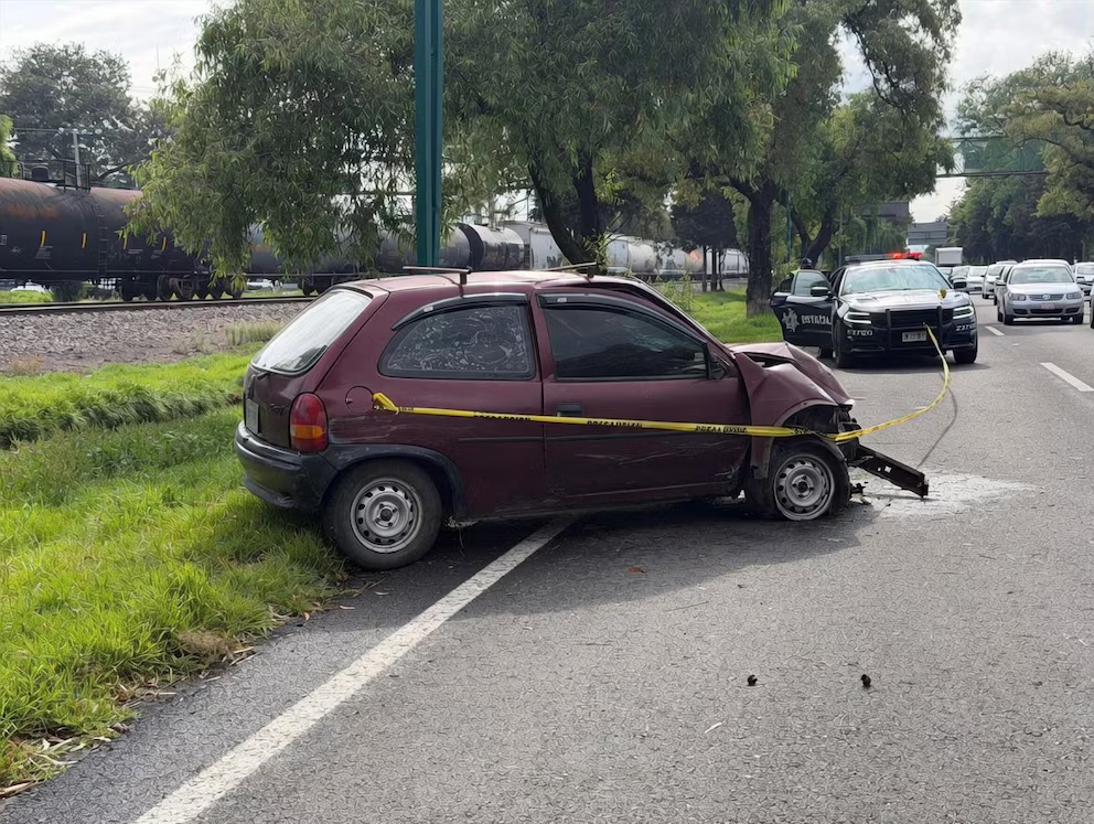 Hombre choca y abandona automóvil en Toluca: autoridades descubrieron el cuerp0 de una mujer en la cajuela