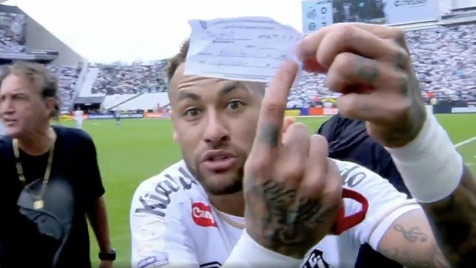 Insólito: Neymar sale de cambio con el Santos por error del cuarto árbitro y furioso muestra la papeleta correcta a la TV