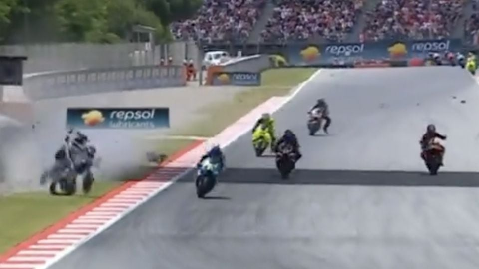 Brutal accidente en el GP de Cataluña: moto sale volando y se hace pedazos provocando la caída de pilotos