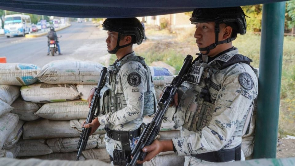 Jornada violenta en Michoacán: sujetos armados se enfrentan a b*lazos y queman vehículos de carga en cuatro municipios