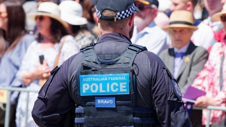 Detienen a exmédico australiano por casi 150 acusaciones de vi0l4ción y agresi0n se*ual contra 15 mujeres