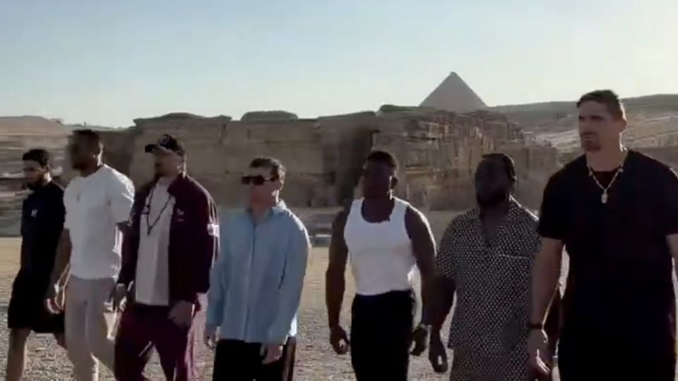 El ‘Canelo’ Álvarez sostiene primer careo ante Christian Mbilli, su próximo rival, frente a las pirámides de Egipto