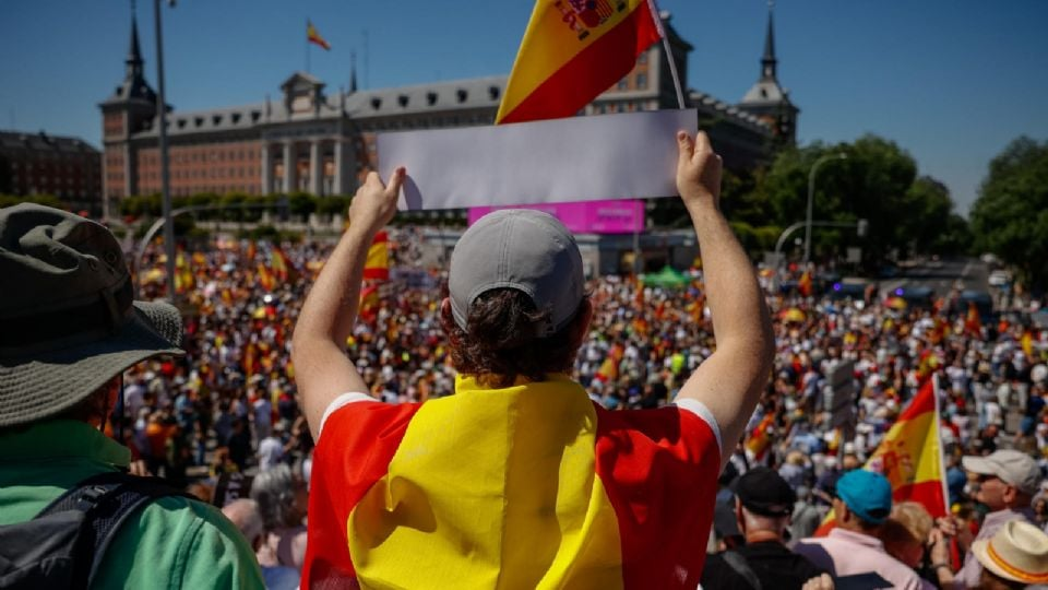 Marchan miles de españoles en Madrid para pedir la renuncia del presidente Sánchez tras imputación a Rodríguez Zapatero