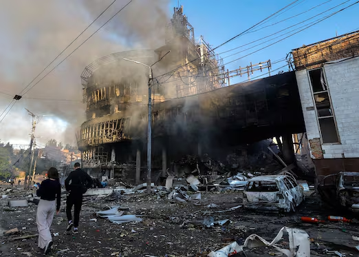 Rusia ataca Ucrania con misil hipersónico; hay cuatro m*ertos y OMS reporta daños en oficinas