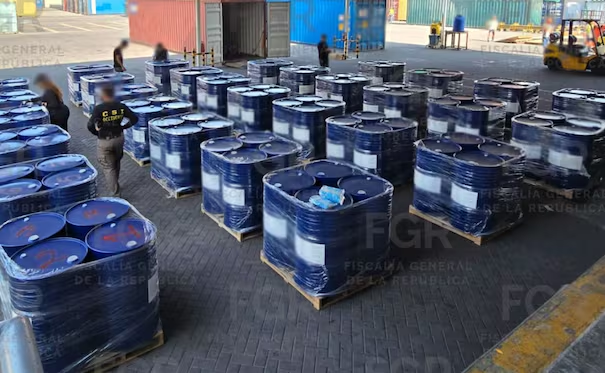 Aseguran más de 54 mil litros de precursores químicos; fueron hallados en la aduana de Manzanillo, Colima