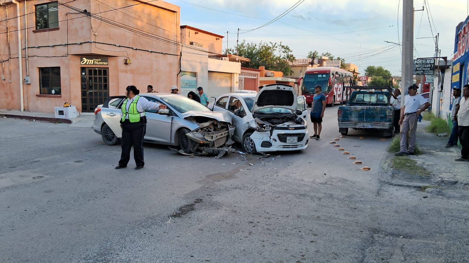 Fuertes daños y cinco lesionados en choque