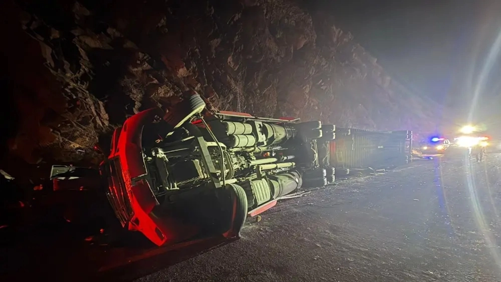 Vuelca tráiler con 20 toneladas de aguacate