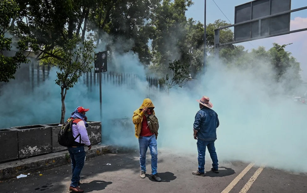 Dispersa policía con gases lacrimógenos a docentes