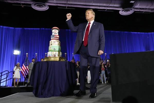 Cumple Trump 80 años; presume ‘salud de hierro’