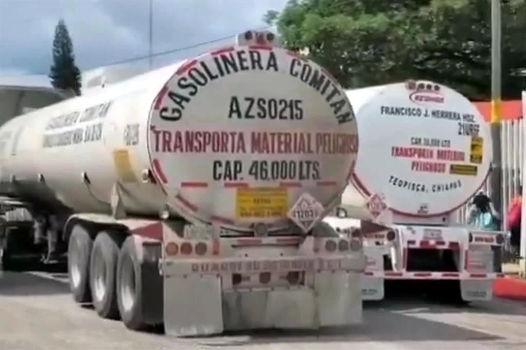 Toma CNTE estaciones de abastecimiento de Pemex