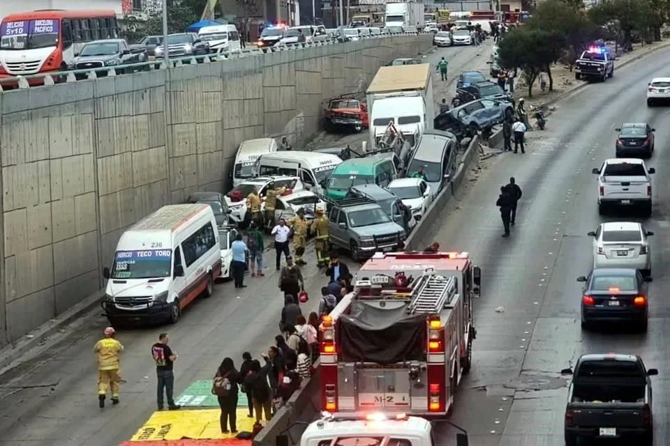 Embiste tráiler 34 vehículos en Tijuana