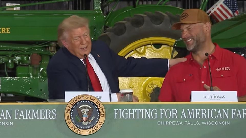 Trump confunde a leyenda de la NFL con granjero y elogia su físico