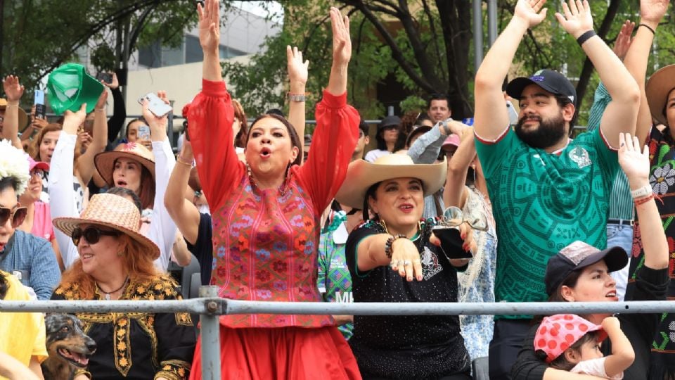 Abuchean a Brugada durante el Gran Desfile Mundialista