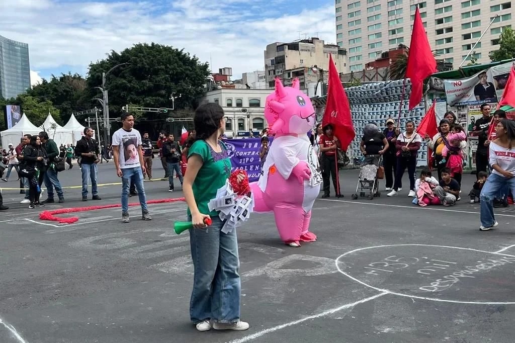Juegan buscadoras una ‘cascarita’ por los desaparecidos en Reforma