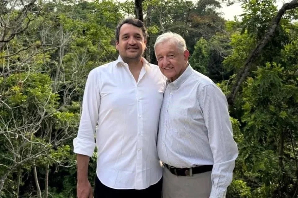 Reaparece AMLO en foto con Andy