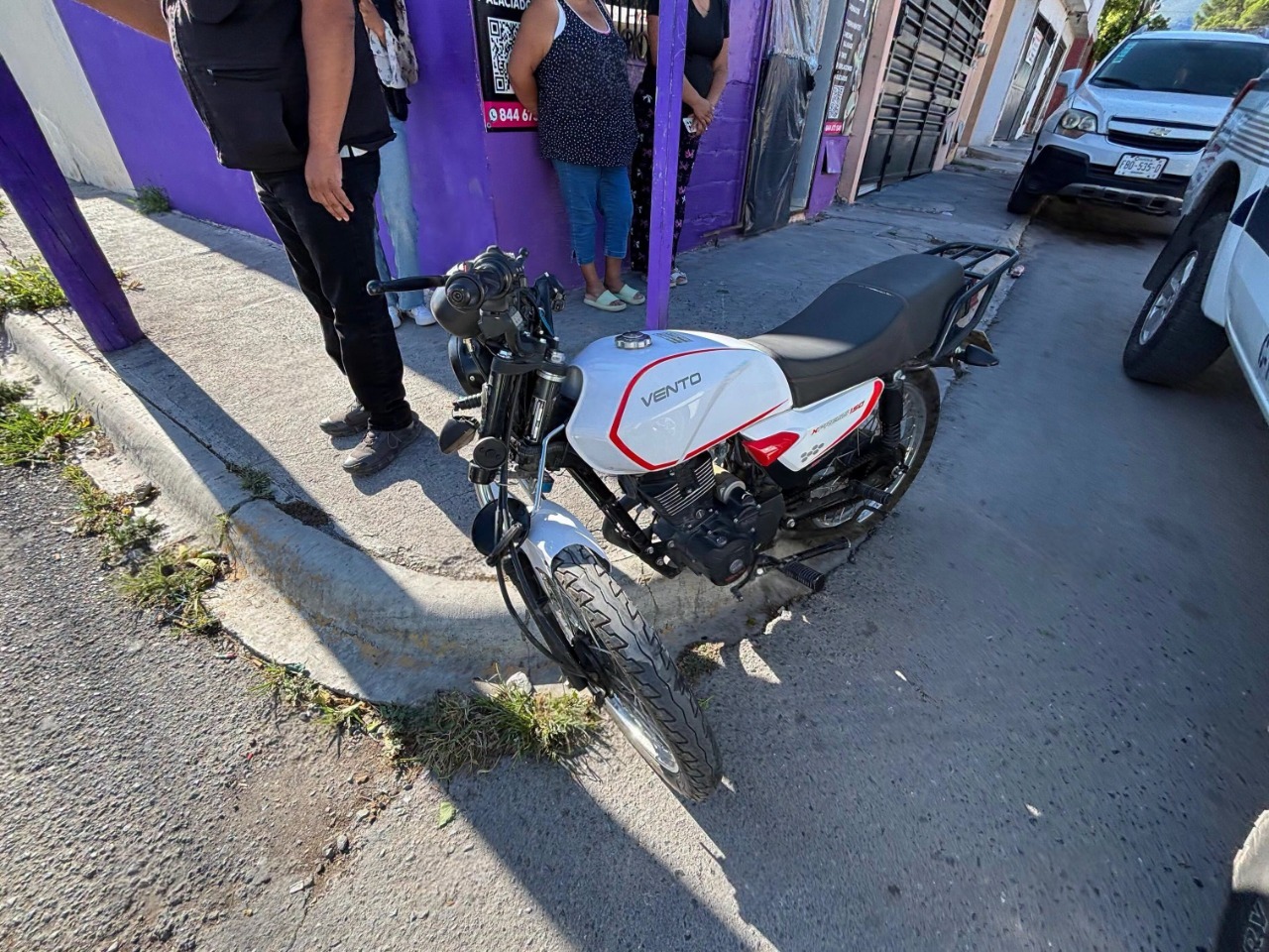 Se “vuela’ el alto y arrolla a motociclista