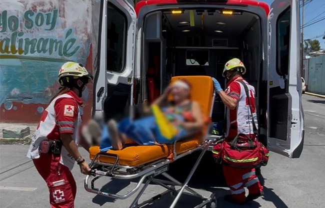 Arrolla taxi a mujer de 78 años de edad