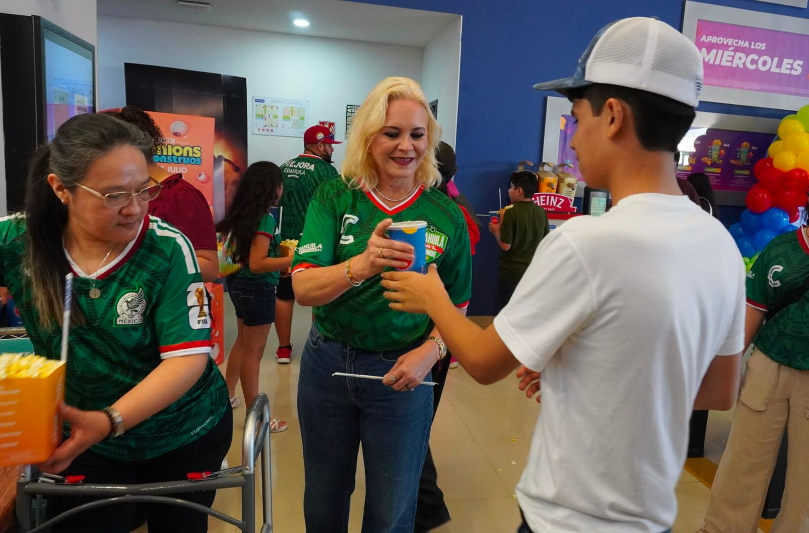 Alcaldesa Laura Jiménez y Cinépolis Múzquiz reconocen a jóvenes deportistas con experiencia mundialista