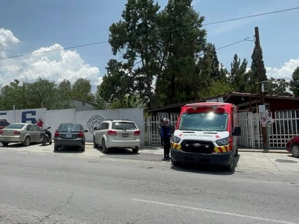 Cae trabajador desde cinco metros de altura