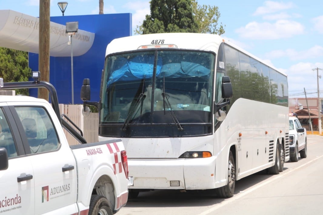 Decomisan arsenal oculto en autobús de pasajeros