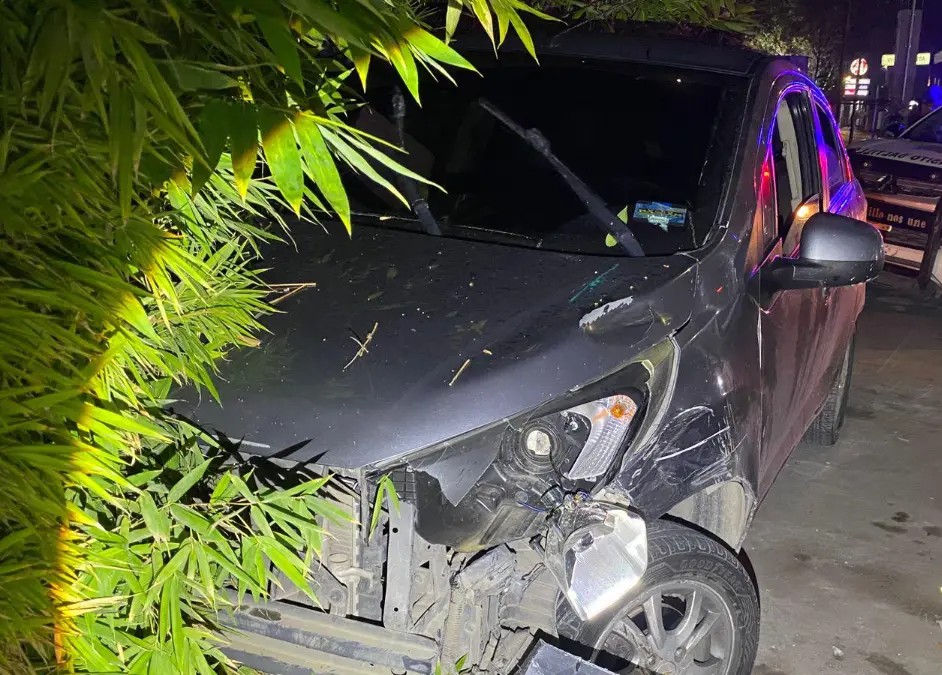 Ebrio provoca aparatoso choque y acaba detenido