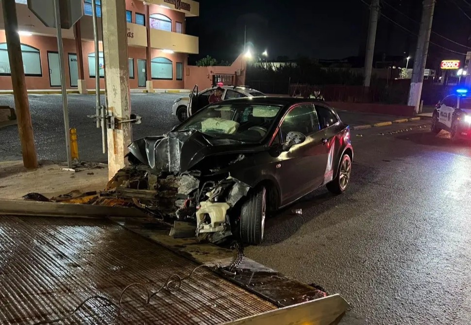 Choca contra poste y termina lesionado