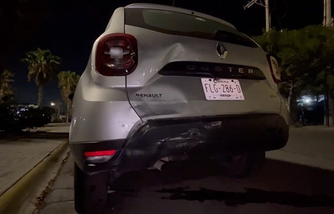 Choca ebrio con un lote de autos