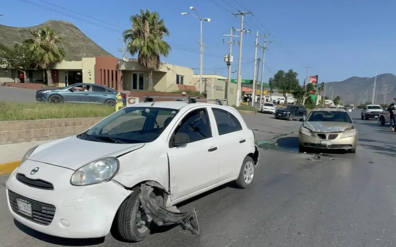 Provoca motociclista choque múltiple y termina lesionado