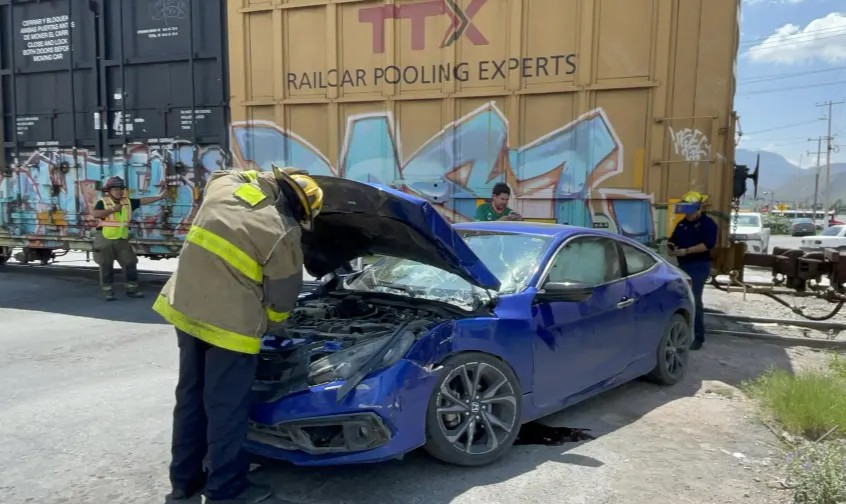 Auto intenta ganarle al tren y termina impactado