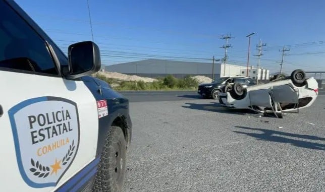 Choque deja camioneta volcada y dos lesionados