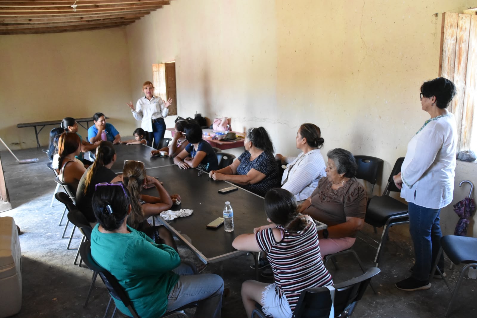 ACERCAN TALLERES DE DESARROLLO PERSONAL Y AUTOEMPLEO A FAMILIAS